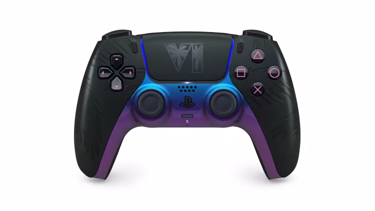 Face avant de la DualSense noire GTA VI : dégradé bleu-violet, boutons rose et logo gravé sur le pavé tactile