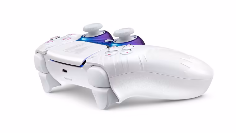 Arrière de la DualSense blanche GTA VI, où l'on voit les palmiers en relief sur les poignées