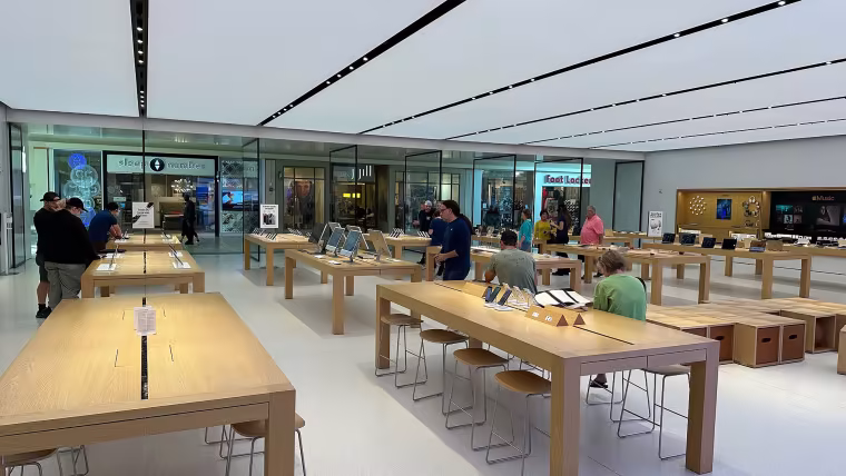 Interieur d'un Apple Store avec des iPhone en demonstration