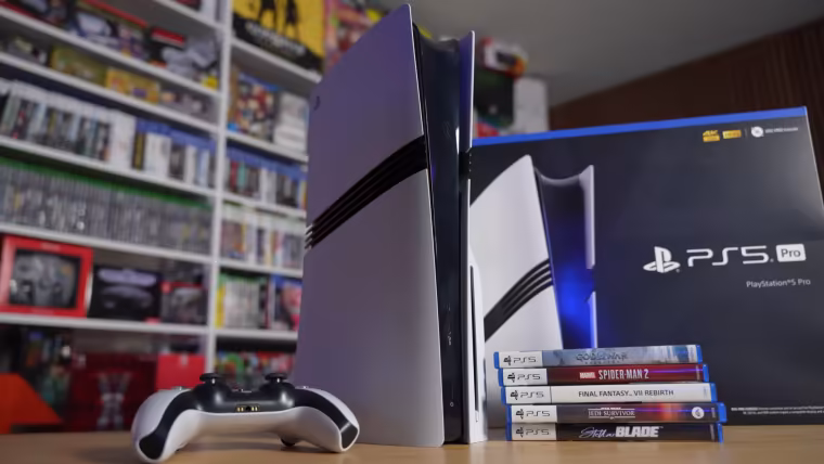 Gros plan sur la PS5 Pro et son socle