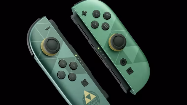 Les deux Joy-Con 2 verts de l'édition Zelda, sticks cerclés d'or