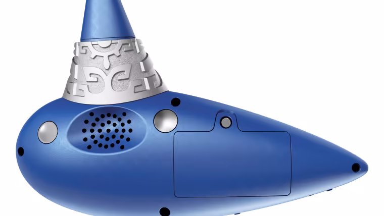 Le dos de l'ocarina HORI : grille du haut-parleur et trappe à piles