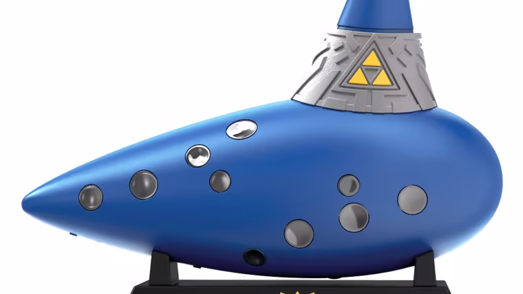 L'ocarina HORI posé sur son socle de présentation frappé du blason d'Hyrule