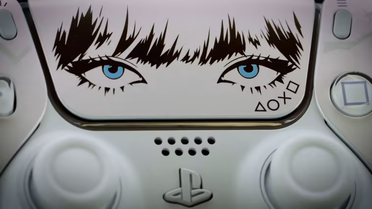 Gros plan sur le pavé tactile : la frange et les yeux de Lisa