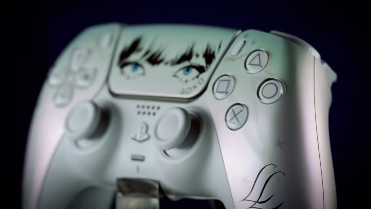 La DualSense Lisa de trois quarts, avec le monogramme LL sur la poignée droite