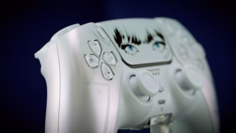 Détail des étoiles gravées sur la coque de la manette DualSense Lisa