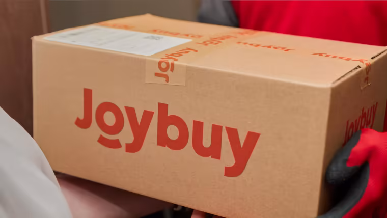 Colis Joybuy remis en main propre par un livreur