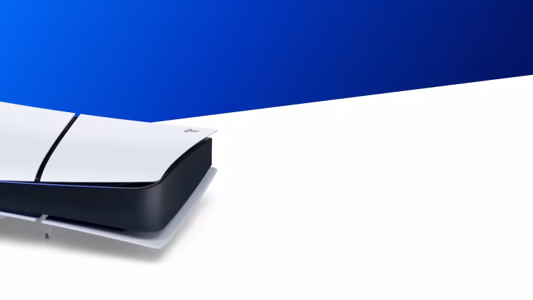 Gros plan sur une PS5 Slim blanche posée à l'horizontale