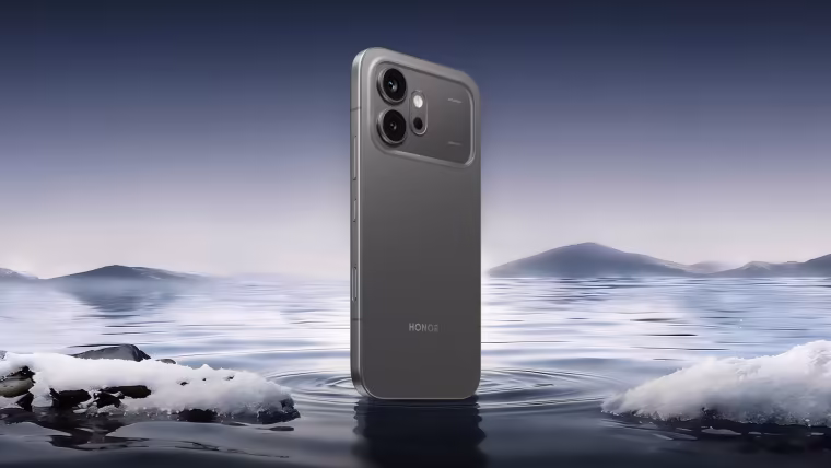 Le Honor 600 noir posé dans l'eau glacée, certifié IP68 et IP69K