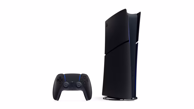 PS5 Midnight Black debout sur son socle, manette DualSense noire au premier plan