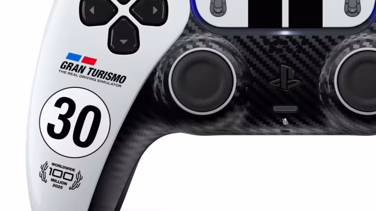 Poignée gauche de la DualSense Gran Turismo : logo Gran Turismo, numéro 30 et écusson Worldwide 100 Million 2025
