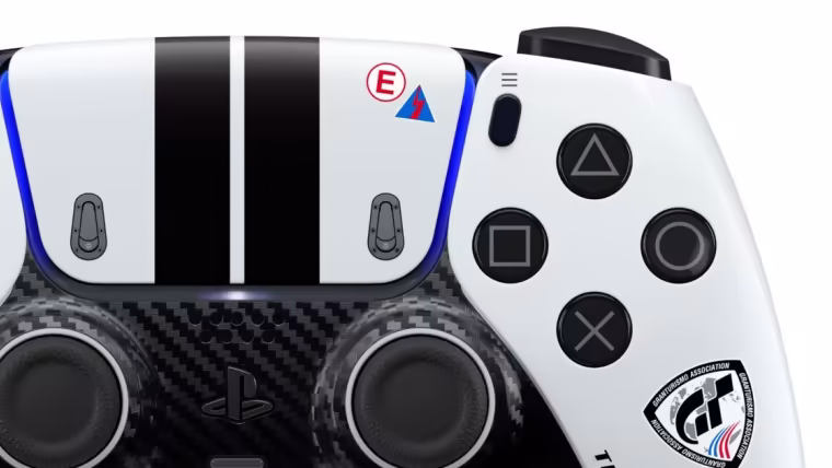 Pavé tactile à bandes de course et blason Gran Turismo sur la poignée droite de la DualSense édition limitée